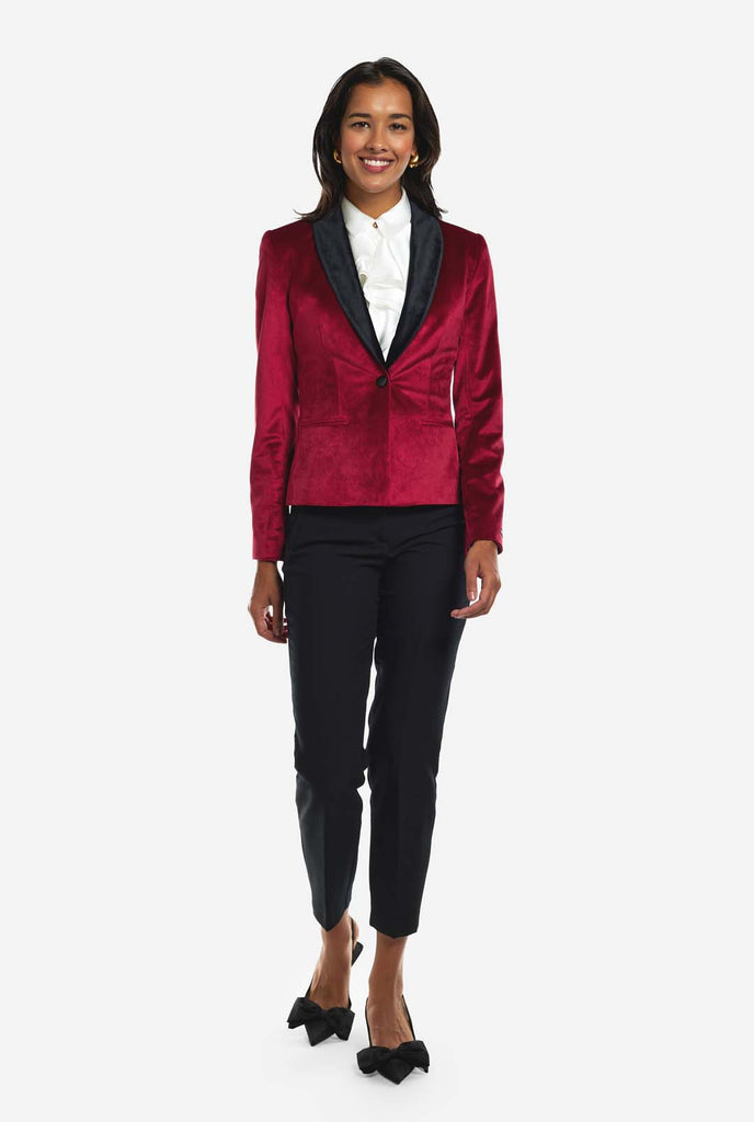 Vrouw draagt bordeaux rode velvet dinner jacket blazer