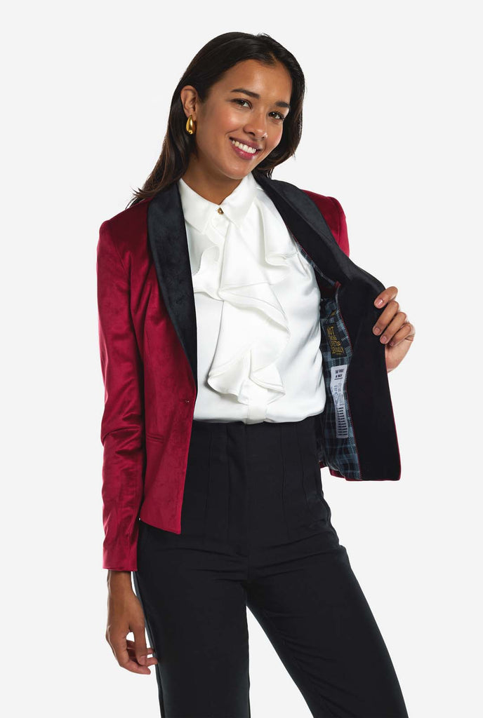 Vrouw draagt bordeaux rode velvet dinner jacket blazer