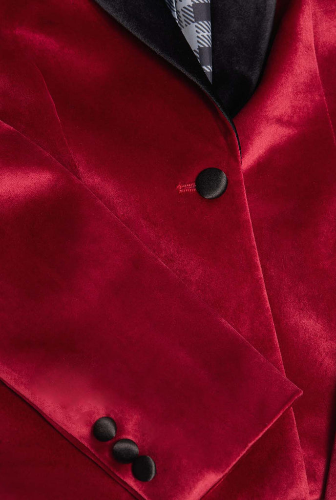 Vrouw draagt bordeaux rode velvet dinner jacket blazer