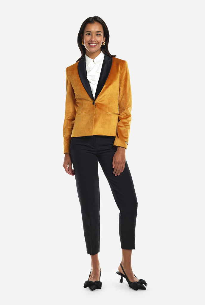 Vrouw draagt gouden dinner jacket blazer