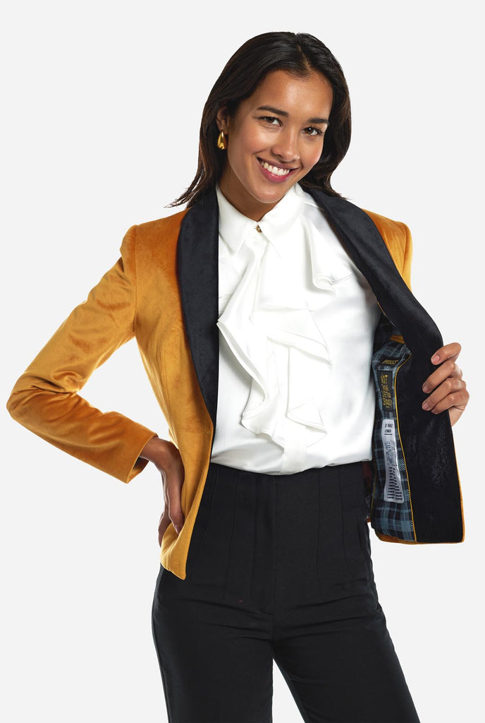 Vrouw draagt gouden dinner jacket blazer