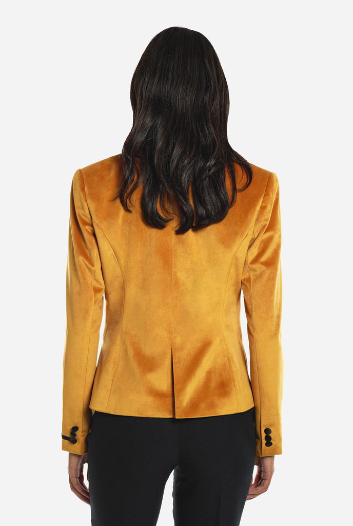 Vrouw draagt gouden dinner jacket blazer