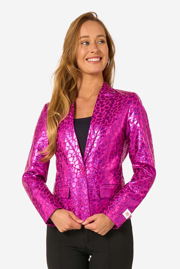 Vrouw draagt roze glimmende blazer.