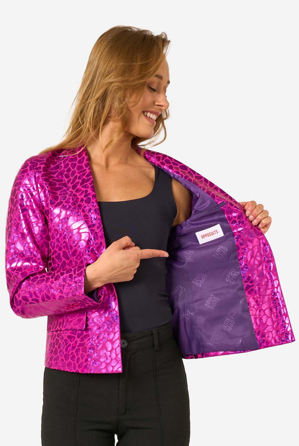 Vrouw draagt roze glimmende blazer.