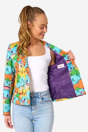 Vrouw draagt een veelkleurige pokemonblazer met personages als pikachu, squirtle, charmander en bulbasaur. Ze houdt het jasje aan een kant open.