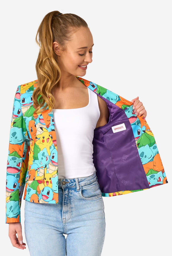 Vrouw draagt een veelkleurige pokemonblazer met personages als pikachu, squirtle, charmander en bulbasaur. Ze houdt het jasje aan een kant open.