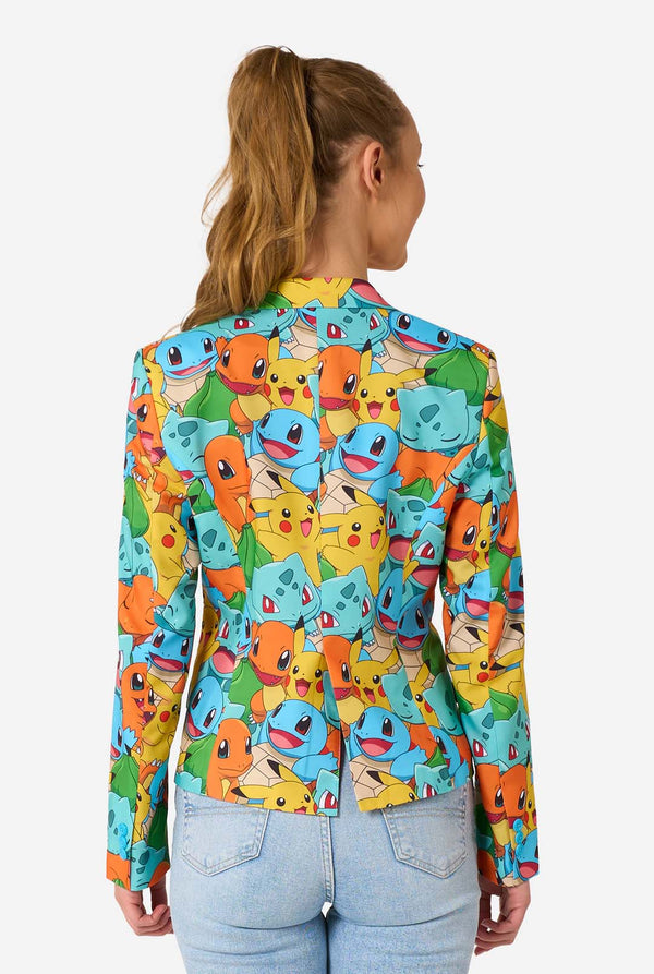 Vrouw draagt een veelkleurige pokemonblazer met personages als pikachu, squirtle, charmander en bulbasaur. Zicht vanaf de achterkant