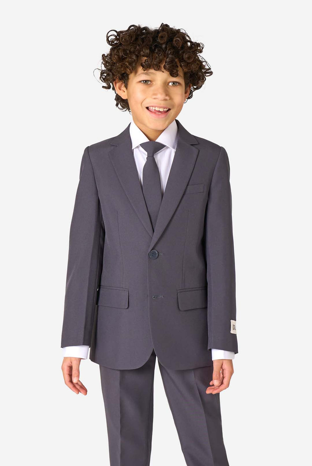 Een kind in een stijlvol antracietgrijs pak met een wit overhemd, vol zelfvertrouwen lachend. De perfecte formele outfit voor speciale gelegenheden, bruiloften en feestjes voor jongens.