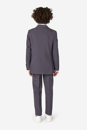 Een kind in een stijlvol antracietgrijs pak met een wit overhemd, vol zelfvertrouwen lachend. De perfecte formele outfit voor speciale gelegenheden, bruiloften en feestjes voor jongens.