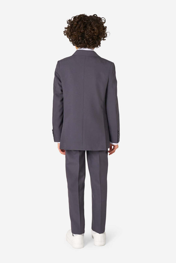 Een kind in een stijlvol antracietgrijs pak met een wit overhemd, vol zelfvertrouwen lachend. De perfecte formele outfit voor speciale gelegenheden, bruiloften en feestjes voor jongens.