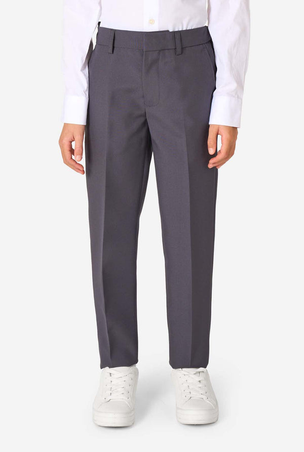 Een kind in een stijlvol antracietgrijs pak met een wit overhemd, vol zelfvertrouwen lachend. De perfecte formele outfit voor speciale gelegenheden, bruiloften en feestjes voor jongens.