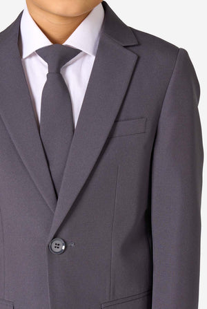 Een kind in een stijlvol antracietgrijs pak met een wit overhemd, vol zelfvertrouwen lachend. De perfecte formele outfit voor speciale gelegenheden, bruiloften en feestjes voor jongens.