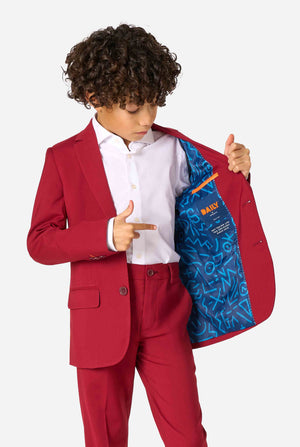 Een kind in een stijlvol bordeauxrood pak met een wit overhemd, dat er zelfverzekerd uitziet. De perfecte formele outfit voor speciale gelegenheden, bruiloften en feestjes voor jongens. Houd een kant van het jasje open.
