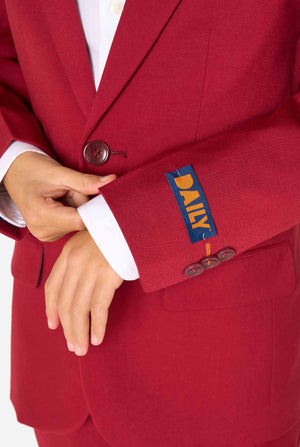 Een kind in een stijlvol bordeauxrood pak met een wit overhemd, dat er zelfverzekerd uitziet. De perfecte formele outfit voor speciale gelegenheden, bruiloften en feestjes voor jongens. Close up van de mouwen.