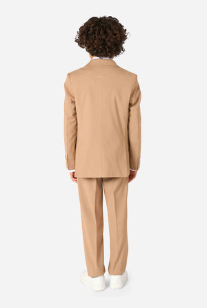 Een kind in een stijlvol lichtbruin/beige pak met een wit overhemd, wegkijkend van de camera. Perfecte formele outfit voor speciale gelegenheden, bruiloften en feestjes voor jongens. Gezien vanaf de achterkant.