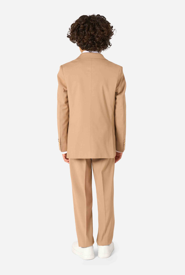 Een kind in een stijlvol lichtbruin/beige pak met een wit overhemd, wegkijkend van de camera. Perfecte formele outfit voor speciale gelegenheden, bruiloften en feestjes voor jongens. Gezien vanaf de achterkant.
