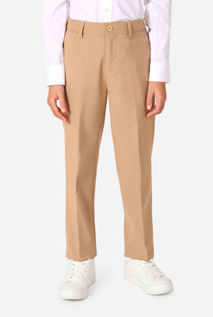 Een kind in een stijlvol lichtbruin/beige pak met een wit overhemd, wegkijkend van de camera. Perfecte formele outfit voor speciale gelegenheden, bruiloften en feestjes voor jongens. Close up van de broek.