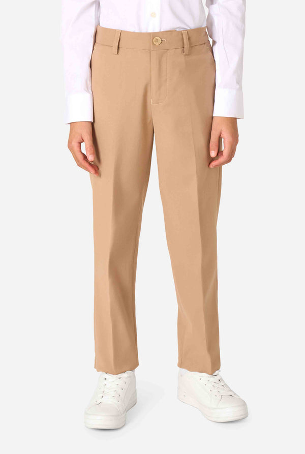 Een kind in een stijlvol lichtbruin/beige pak met een wit overhemd, wegkijkend van de camera. Perfecte formele outfit voor speciale gelegenheden, bruiloften en feestjes voor jongens. Close up van de broek.