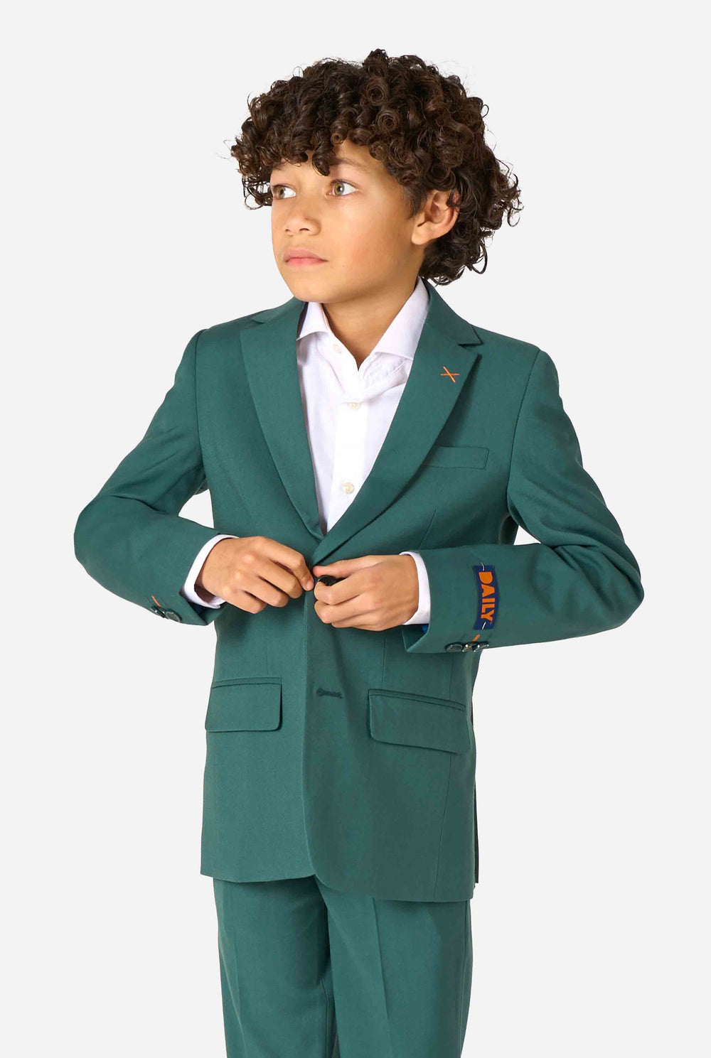 Een kind in een stijlvol donkergroen pak met een wit overhemd, wegkijkend van de camera. Perfecte formele outfit voor speciale gelegenheden, bruiloften en feestjes voor jongens.