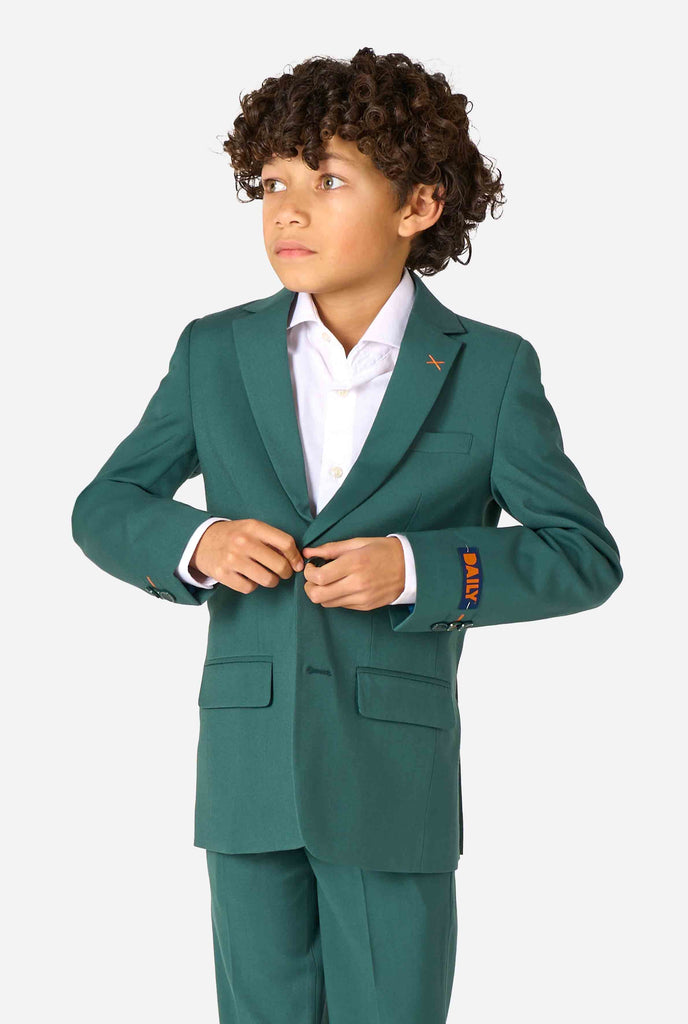 Een kind in een stijlvol donkergroen pak met een wit overhemd, wegkijkend van de camera. Perfecte formele outfit voor speciale gelegenheden, bruiloften en feestjes voor jongens.