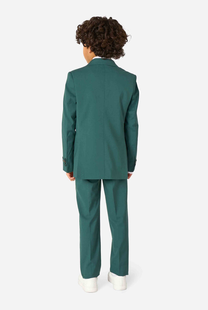 Een kind in een stijlvol donkergroen pak met een wit overhemd, wegkijkend van de camera. Perfecte formele outfit voor speciale gelegenheden, bruiloften en feestjes voor jongens. Gezien vanaf de achterkant.