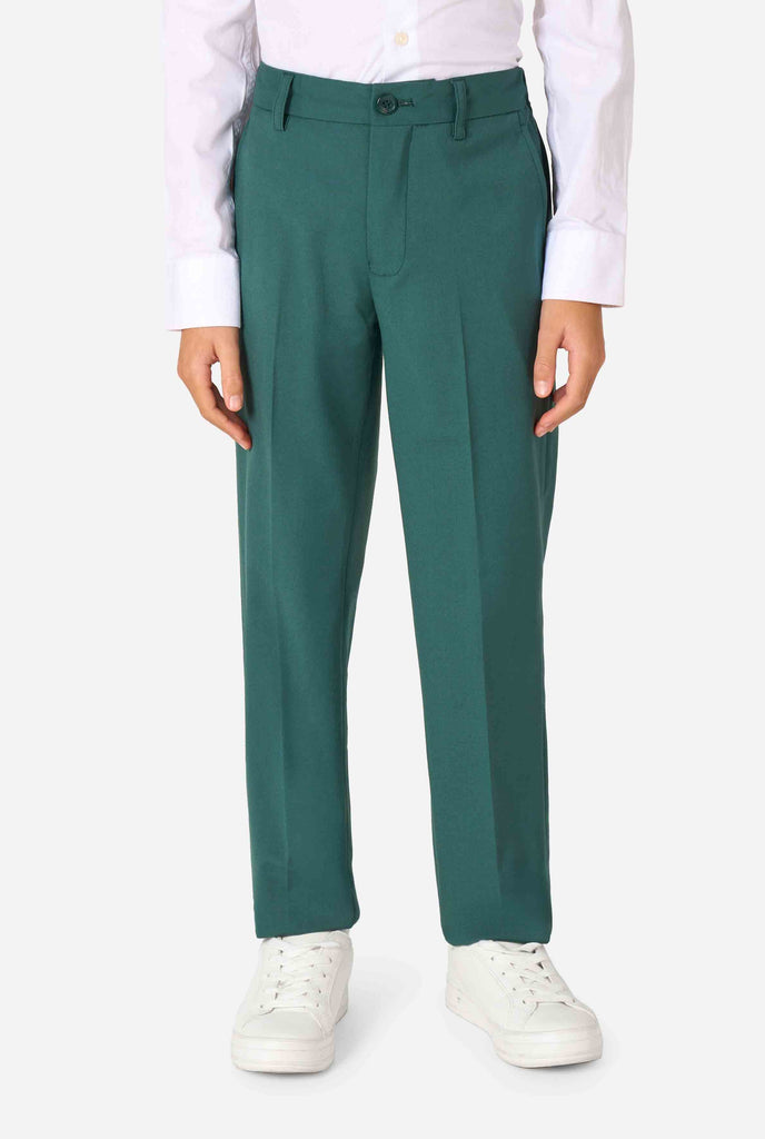 Een kind in een stijlvol donkergroen pak met een wit overhemd, wegkijkend van de camera. Perfecte formele outfit voor speciale gelegenheden, bruiloften en feestjes voor jongens. Close up van de broek.