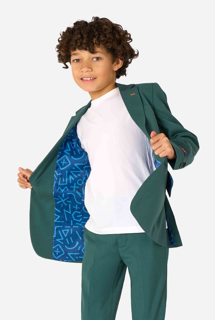 Een kind in een stijlvol donkergroen pak met een wit overhemd, wegkijkend van de camera. Perfecte formele outfit voor speciale gelegenheden, bruiloften en feestjes voor jongens.