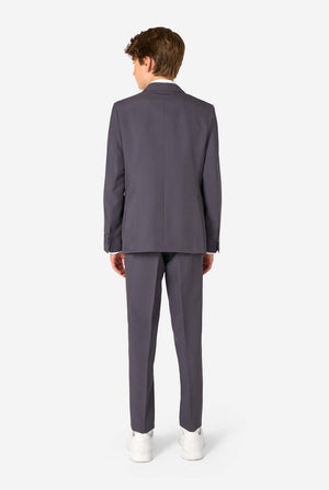 Een tienerjongen in een stijlvol antracietgrijs pak met een wit overhemd, vol zelfvertrouwen lachend. De perfecte formele outfit voor speciale gelegenheden, bruiloften en feestjes.