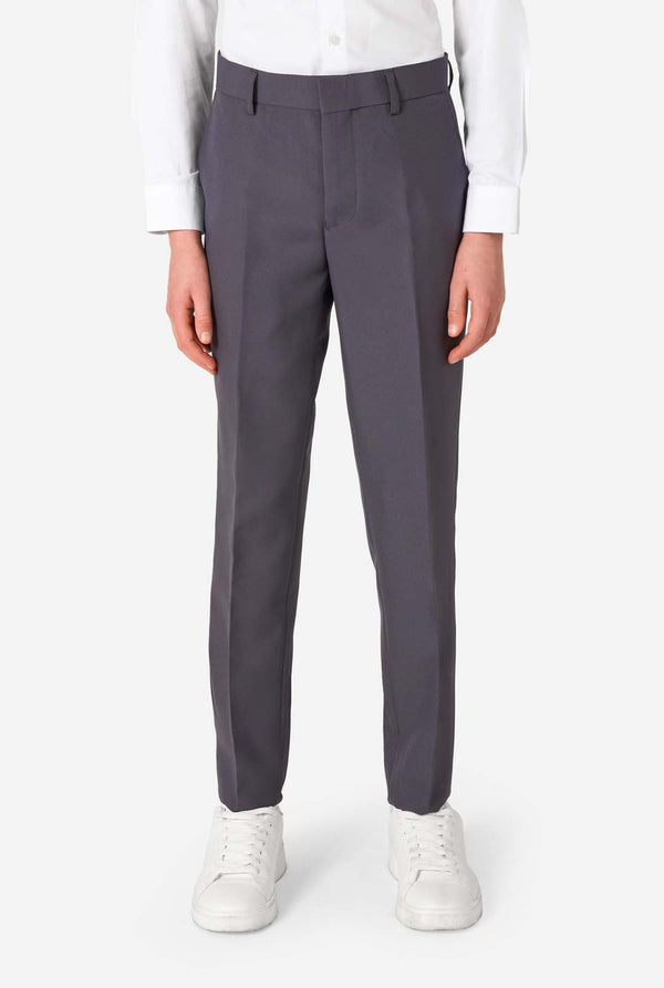 Een tienerjongen in een stijlvol antracietgrijs pak met een wit overhemd, vol zelfvertrouwen lachend. De perfecte formele outfit voor speciale gelegenheden, bruiloften en feestjes.