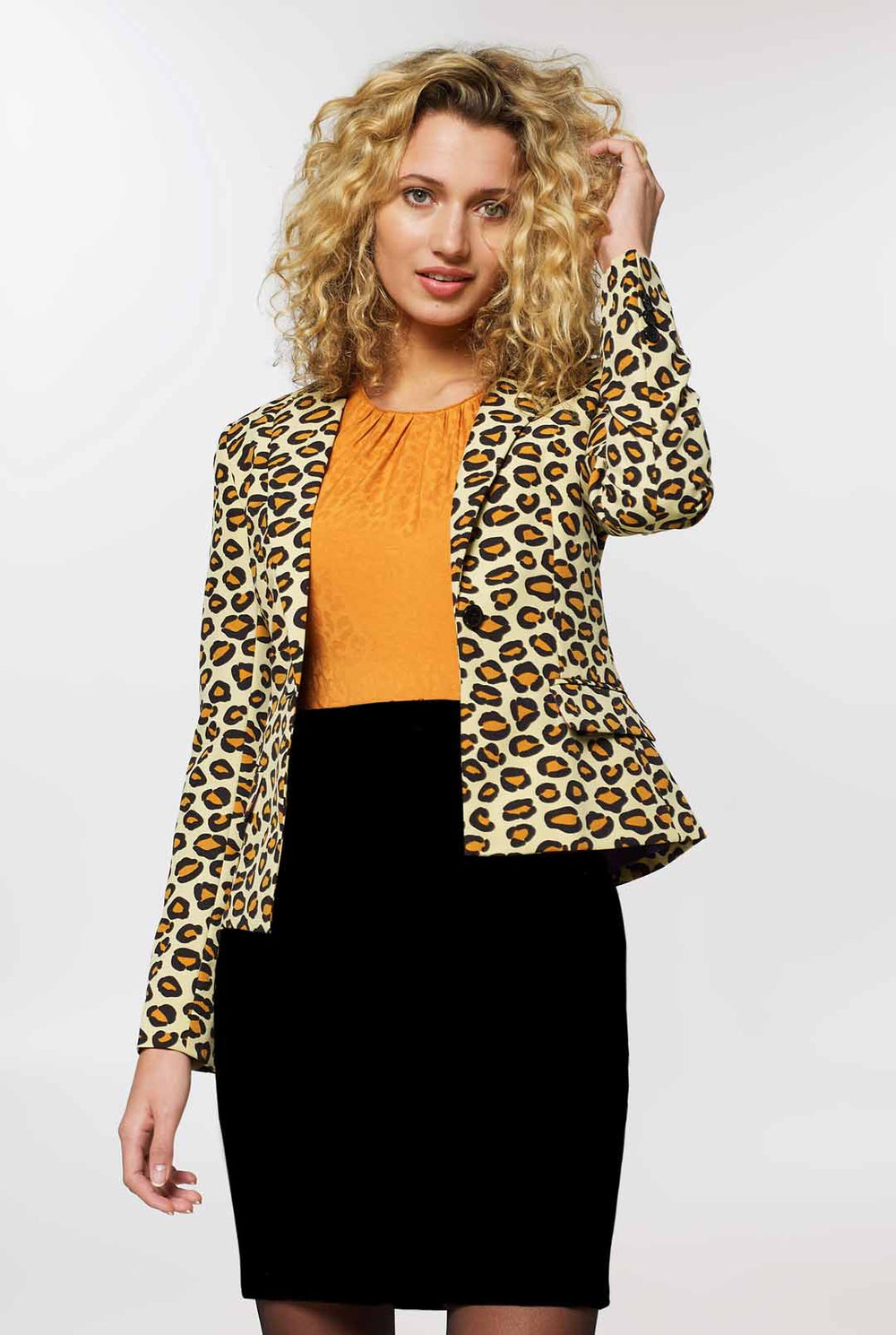 Vrouw draagt damesblazer met panterprint