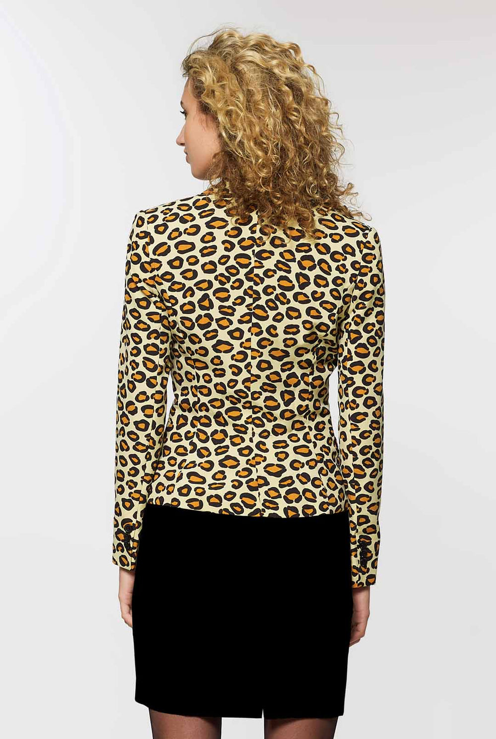 Vrouw draagt damesblazer met panterprint