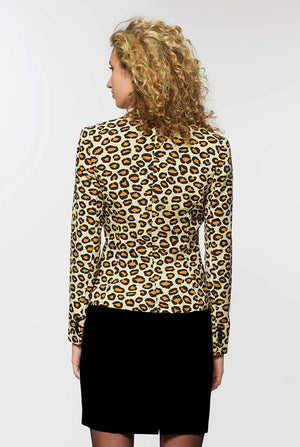 Vrouw draagt damesblazer met panterprint