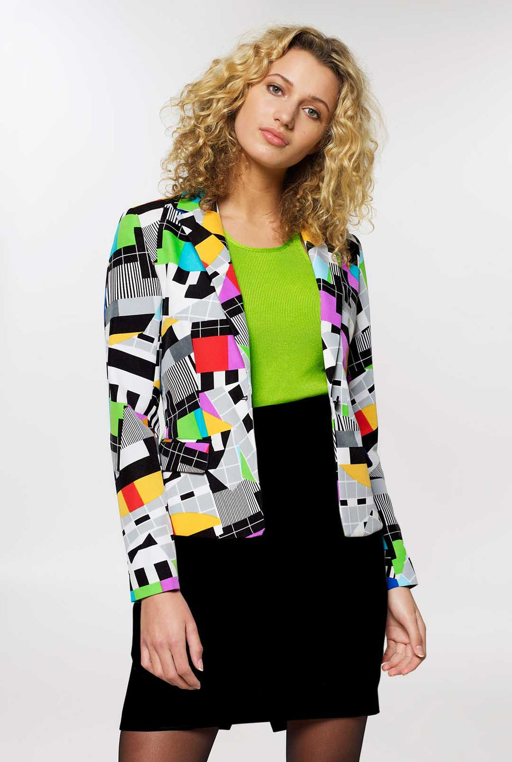 Vrouw draagt damesblazer met testbeeld print