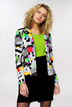 Vrouw draagt damesblazer met testbeeld print