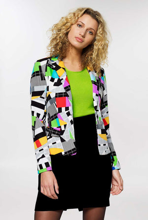 Vrouw draagt damesblazer met testbeeld print