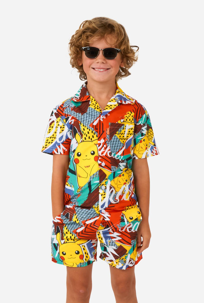 Jongen draagt zomer set bestaande uit shirt en short met Pikachu Pokemon print
