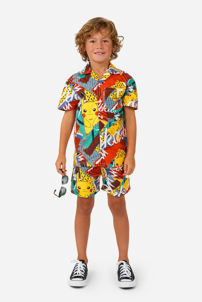 Jongen draagt zomer set bestaande uit shirt en short met Pikachu Pokemon print