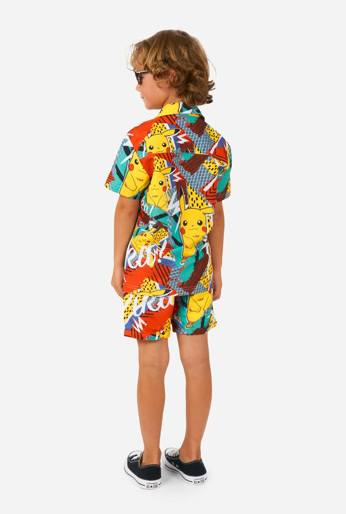 Jongen draagt zomer set bestaande uit shirt en short met Pikachu Pokemon print