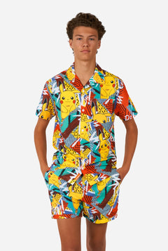 Tiener draagt zomer set bestaande uit shirt en short met Pikachu Pokemon print