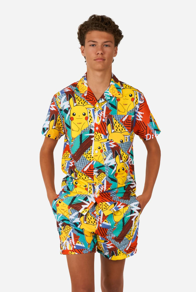 Tiener draagt zomer set bestaande uit shirt en short met Pikachu Pokemon print