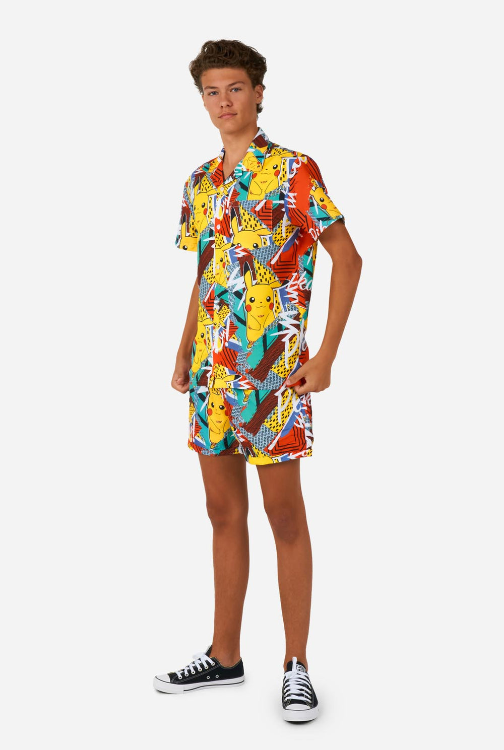 Tiener draagt zomer set bestaande uit shirt en short met Pikachu Pokemon print