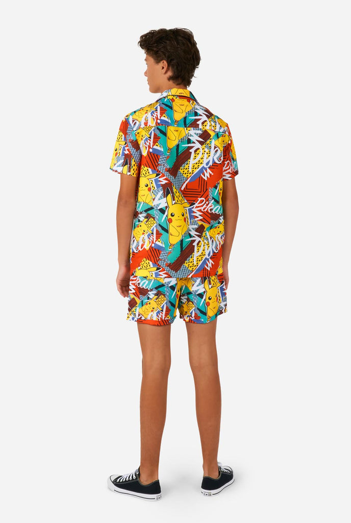 Tiener draagt zomer set bestaande uit shirt en short met Pikachu Pokemon print