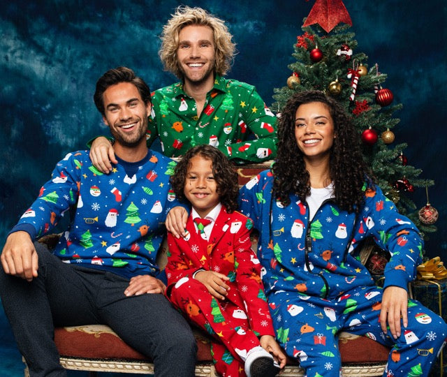 Een afbeelding van 4 personen die op een bank zitten en Kerstproducten van Festivity dragen.