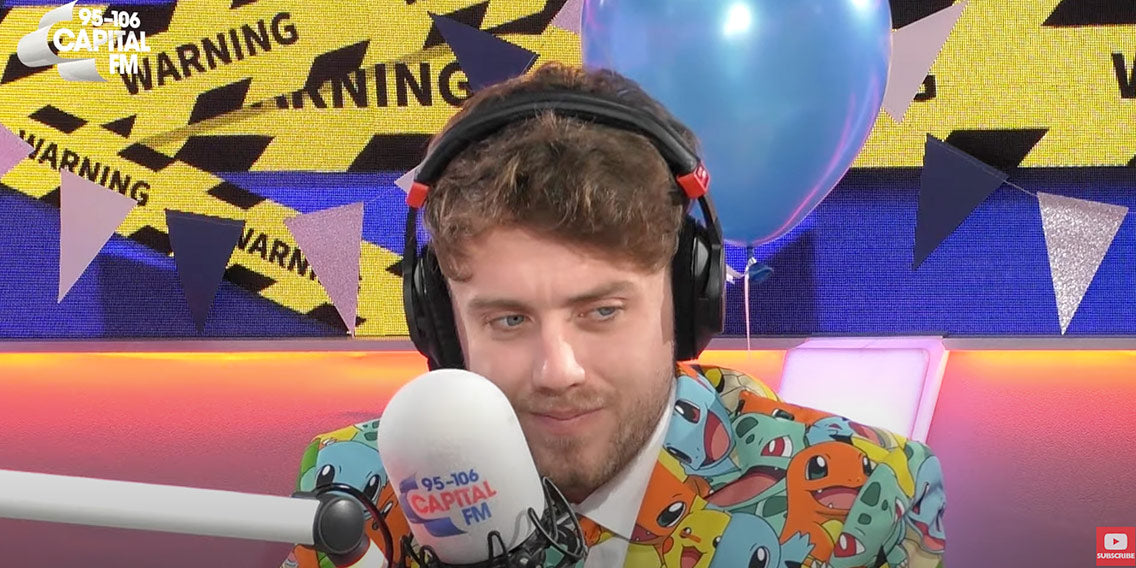 Een man met een Pokemon OppoSuits-pak op de radio