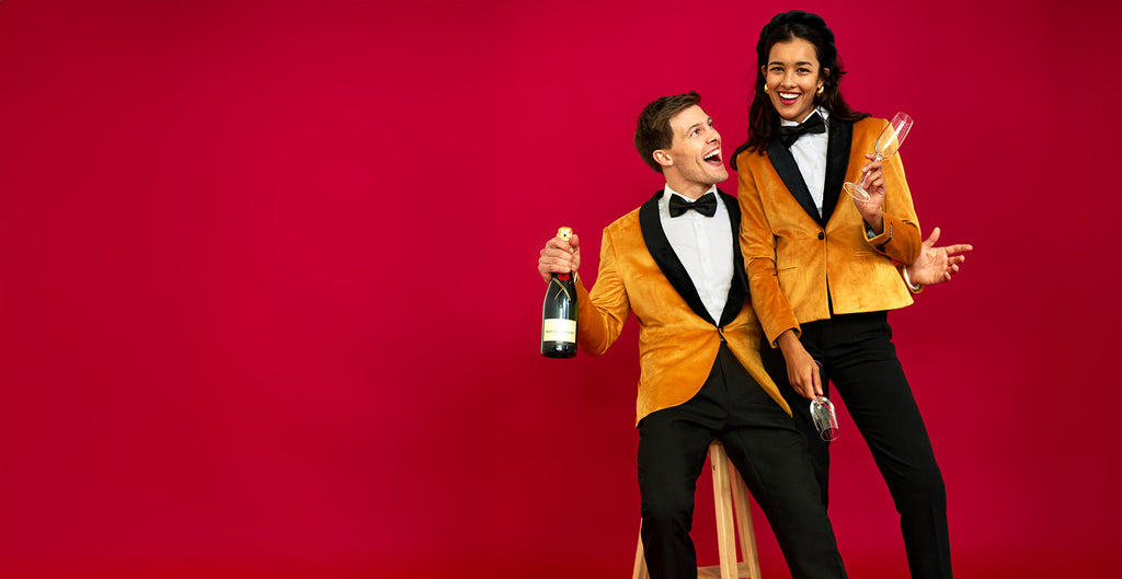 Man en vrouw dragen gouden fluwelen smoking jasje