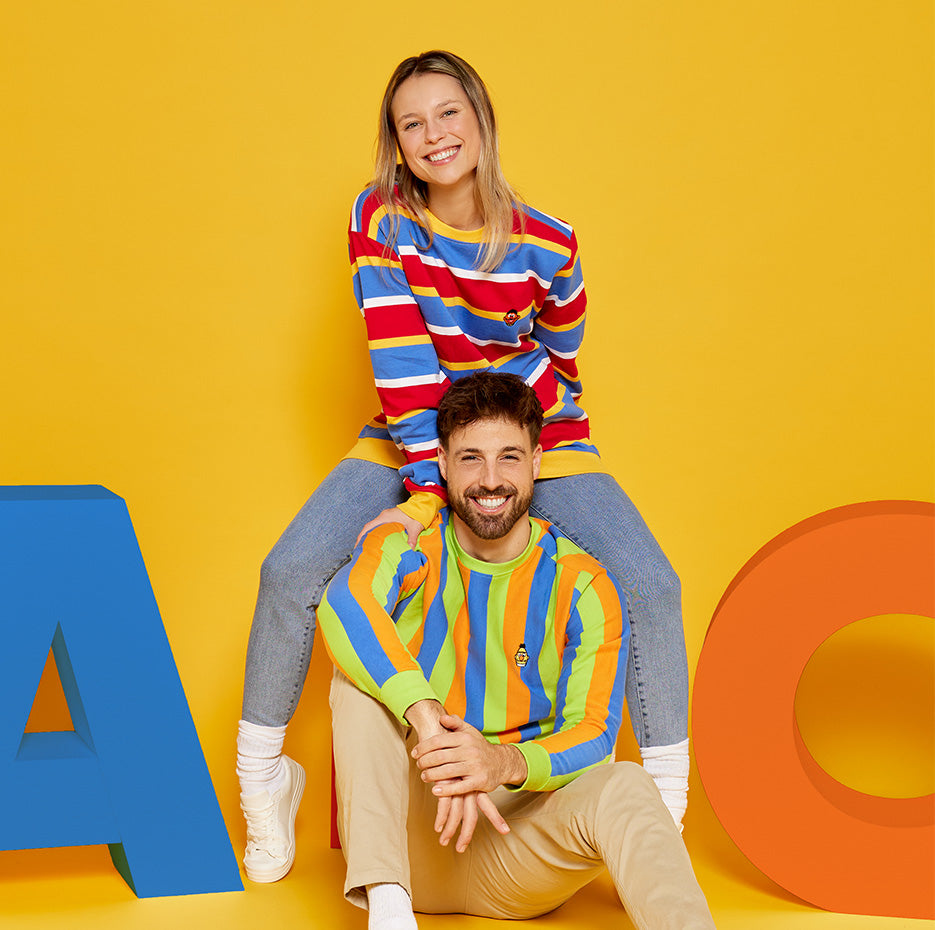 Man en vrouw dragen Bert en Ernie Carnavals truien