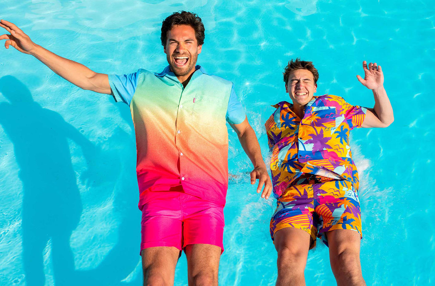 2 mannen met zomer sets vallen zwembad in.