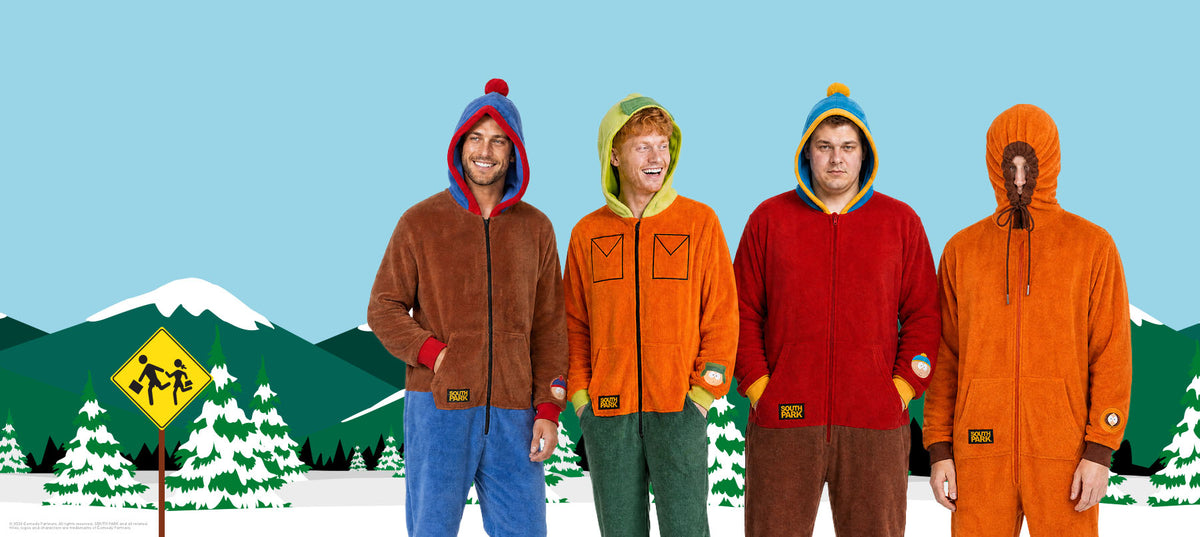 Vier mannen in kleurrijke onesies met South Park-figuren, geïnspireerd op Stan, Kyle, Cartman en Kenny, die voor een besneeuwde berg in South Park staan.