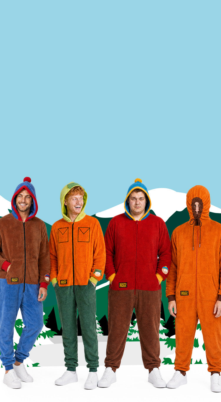 Vier mannen in kleurrijke onesies met South Park-figuren, geïnspireerd op Stan, Kyle, Cartman en Kenny, die voor een besneeuwde berg in South Park staan.