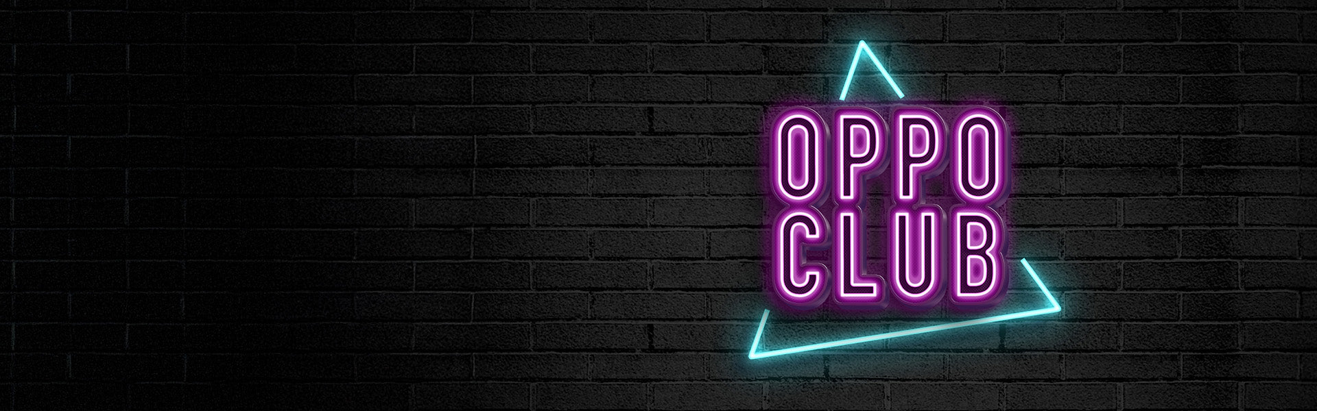 Neon logo met de tekst 'Oppo Club' op een donkere bakstenen muurachtergrond
